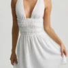 Robe courte Kaelis à dos croisé et décolleté plongeant, en blanc Robe courte Kaelis à dos croisé et décolleté plongeant, en blanc