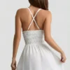 Robe courte Kaelis à dos croisé et décolleté plongeant, en blanc Robe courte Kaelis à dos croisé et décolleté plongeant, en blanc