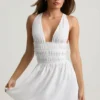 Robe courte Kaelis à dos croisé et décolleté plongeant, en blanc Robe courte Kaelis à dos croisé et décolleté plongeant, en blanc