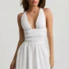 Robe courte Kaelis à dos croisé et décolleté plongeant, en blanc Robe courte Kaelis à dos croisé et décolleté plongeant, en blanc