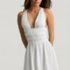 Robe courte Kaelis à dos croisé et décolleté plongeant, en blanc Robe courte Kaelis à dos croisé et décolleté plongeant, en blanc