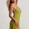 Robe courte Kalani à dos nu et coupe trapèze, vert olive Robe courte Kalani à dos nu et coupe trapèze, vert olive