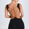 Robe courte Kalista à décolleté plongeant et découpes, en noir Robe courte Kalista à décolleté plongeant et découpes, en noir