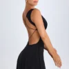 Robe courte Kalista à décolleté plongeant et découpes, en noir Robe courte Kalista à décolleté plongeant et découpes, en noir
