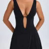 Robe courte Kalista à décolleté plongeant et découpes, en noir Robe courte Kalista à décolleté plongeant et découpes, en noir