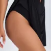 Robe courte Kalista à décolleté plongeant et découpes, en noir Robe courte Kalista à décolleté plongeant et découpes, en noir
