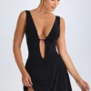 Robe courte Kalista à décolleté plongeant et découpes, en noir Robe courte Kalista à décolleté plongeant et découpes, en noir