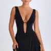Robe courte Kalista à décolleté plongeant et découpes, en noir Robe courte Kalista à décolleté plongeant et découpes, en noir