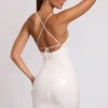 Robe courte Kendall en vinyle à encolure dégagée et dos noué, couleur blanche Robe courte Kendall en vinyle à encolure dégagée et dos noué, couleur blanche