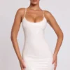 Robe courte Kendall en vinyle à encolure dégagée et dos noué, couleur blanche Robe courte Kendall en vinyle à encolure dégagée et dos noué, couleur blanche