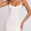 Robe courte Kendall en vinyle à encolure dégagée et dos noué, couleur blanche Robe courte Kendall en vinyle à encolure dégagée et dos noué, couleur blanche