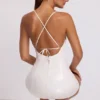 Robe courte Kendall en vinyle à encolure dégagée et dos noué, couleur blanche Robe courte Kendall en vinyle à encolure dégagée et dos noué, couleur blanche