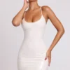 Robe courte Kendall en vinyle à encolure dégagée et dos noué, couleur blanche Robe courte Kendall en vinyle à encolure dégagée et dos noué, couleur blanche
