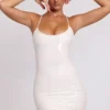 Robe courte Kendall en vinyle à encolure dégagée et dos noué, couleur blanche Robe courte Kendall en vinyle à encolure dégagée et dos noué, couleur blanche
