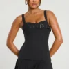 Robe courte kilt à taille basse en twill brossé Clover, couleur noire Robe courte kilt à taille basse en twill brossé Clover, couleur noire