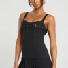 Robe courte kilt à taille basse en twill brossé Clover, couleur noire Robe courte kilt à taille basse en twill brossé Clover, couleur noire