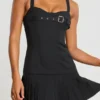 Robe courte kilt à taille basse en twill brossé Clover, couleur noire Robe courte kilt à taille basse en twill brossé Clover, couleur noire