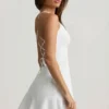 Robe courte à la taille basse et à lacets Daria en blanc Robe courte à la taille basse et à lacets Daria en blanc
