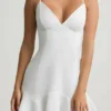Robe courte à la taille basse et à lacets Daria en blanc Robe courte à la taille basse et à lacets Daria en blanc