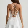 Robe courte à la taille basse et à lacets Daria en blanc Robe courte à la taille basse et à lacets Daria en blanc