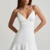 Robe courte à la taille basse et à lacets Daria en blanc Robe courte à la taille basse et à lacets Daria en blanc