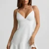 Robe courte à la taille basse et à lacets Daria en blanc Robe courte à la taille basse et à lacets Daria en blanc