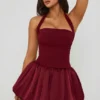 Robe courte Ludmila à encolure dos nu, corset et ourlet bouffant à lacets, rouge baie Robe courte Ludmila à encolure dos nu, corset et ourlet bouffant à lacets, rouge baie