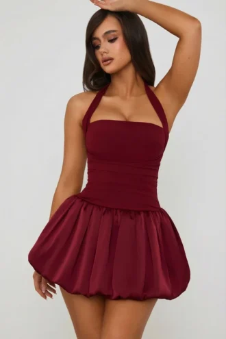 Robe courte Ludmila à encolure dos nu, corset et ourlet bouffant à lacets, rouge baie