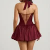 Robe courte Ludmila à encolure dos nu, corset et ourlet bouffant à lacets, rouge baie Robe courte Ludmila à encolure dos nu, corset et ourlet bouffant à lacets, rouge baie