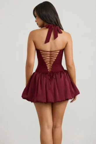 Robe courte Ludmila à encolure dos nu, corset et ourlet bouffant à lacets, rouge baie