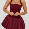 Robe courte Ludmila à encolure dos nu, corset et ourlet bouffant à lacets, rouge baie Robe courte Ludmila à encolure dos nu, corset et ourlet bouffant à lacets, rouge baie
