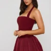 Robe courte Ludmila à encolure dos nu, corset et ourlet bouffant à lacets, rouge baie Robe courte Ludmila à encolure dos nu, corset et ourlet bouffant à lacets, rouge baie