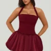 Robe courte Ludmila à encolure dos nu, corset et ourlet bouffant à lacets, rouge baie Robe courte Ludmila à encolure dos nu, corset et ourlet bouffant à lacets, rouge baie