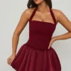 Robe courte Ludmila à encolure dos nu, corset et ourlet bouffant à lacets, rouge baie Robe courte Ludmila à encolure dos nu, corset et ourlet bouffant à lacets, rouge baie