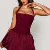 Robe courte Ludmila à encolure dos nu, corset et ourlet bouffant à lacets, rouge baie Robe courte Ludmila à encolure dos nu, corset et ourlet bouffant à lacets, rouge baie