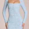 Robe courte à manches longues en dentelle festonnée Darla, bleu poudré Robe courte à manches longues en dentelle festonnée Darla, bleu poudré