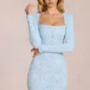 Robe courte à manches longues en dentelle festonnée Darla, bleu poudré Robe courte à manches longues en dentelle festonnée Darla, bleu poudré