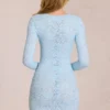 Robe courte à manches longues en dentelle festonnée Darla, bleu poudré Robe courte à manches longues en dentelle festonnée Darla, bleu poudré