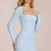 Robe courte à manches longues en dentelle festonnée Darla, bleu poudré Robe courte à manches longues en dentelle festonnée Darla, bleu poudré