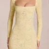 Robe courte à manches longues en dentelle festonnée Darla, jaune citron Robe courte à manches longues en dentelle festonnée Darla, jaune citron