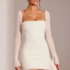 Robe courte à manches longues et col bénitier orné Ferrara, en blanc Robe courte à manches longues et col bénitier orné Ferrara, en blanc