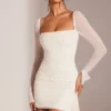Robe courte à manches longues et col bénitier orné Ferrara, en blanc Robe courte à manches longues et col bénitier orné Ferrara, en blanc