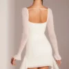Robe courte à manches longues et col bénitier orné Ferrara, en blanc Robe courte à manches longues et col bénitier orné Ferrara, en blanc