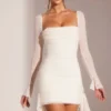 Robe courte à manches longues et col bénitier orné Ferrara, en blanc Robe courte à manches longues et col bénitier orné Ferrara, en blanc