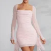 Robe courte à manches longues et col bénitier ornée Tivoli, couleur Blush Robe courte à manches longues et col bénitier ornée Tivoli, couleur Blush