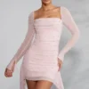 Robe courte à manches longues et col bénitier ornée Tivoli, couleur Blush Robe courte à manches longues et col bénitier ornée Tivoli, couleur Blush
