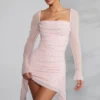 Robe courte à manches longues et col bénitier ornée Tivoli, couleur Blush Robe courte à manches longues et col bénitier ornée Tivoli, couleur Blush