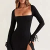 Robe courte à manches longues et encolure carrée Baize en noir