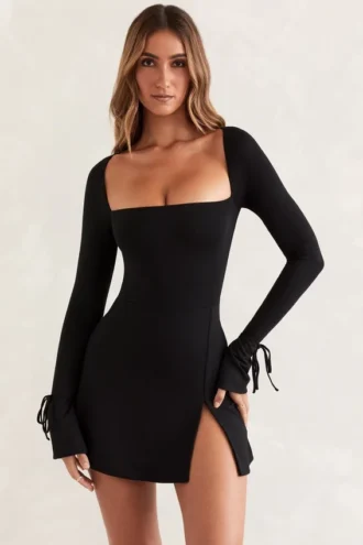 Robe courte à manches longues et encolure carrée Baize en noir Robe courte à manches longues et encolure carrée Baize en noir
