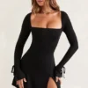 Robe courte à manches longues et encolure carrée Baize en noir